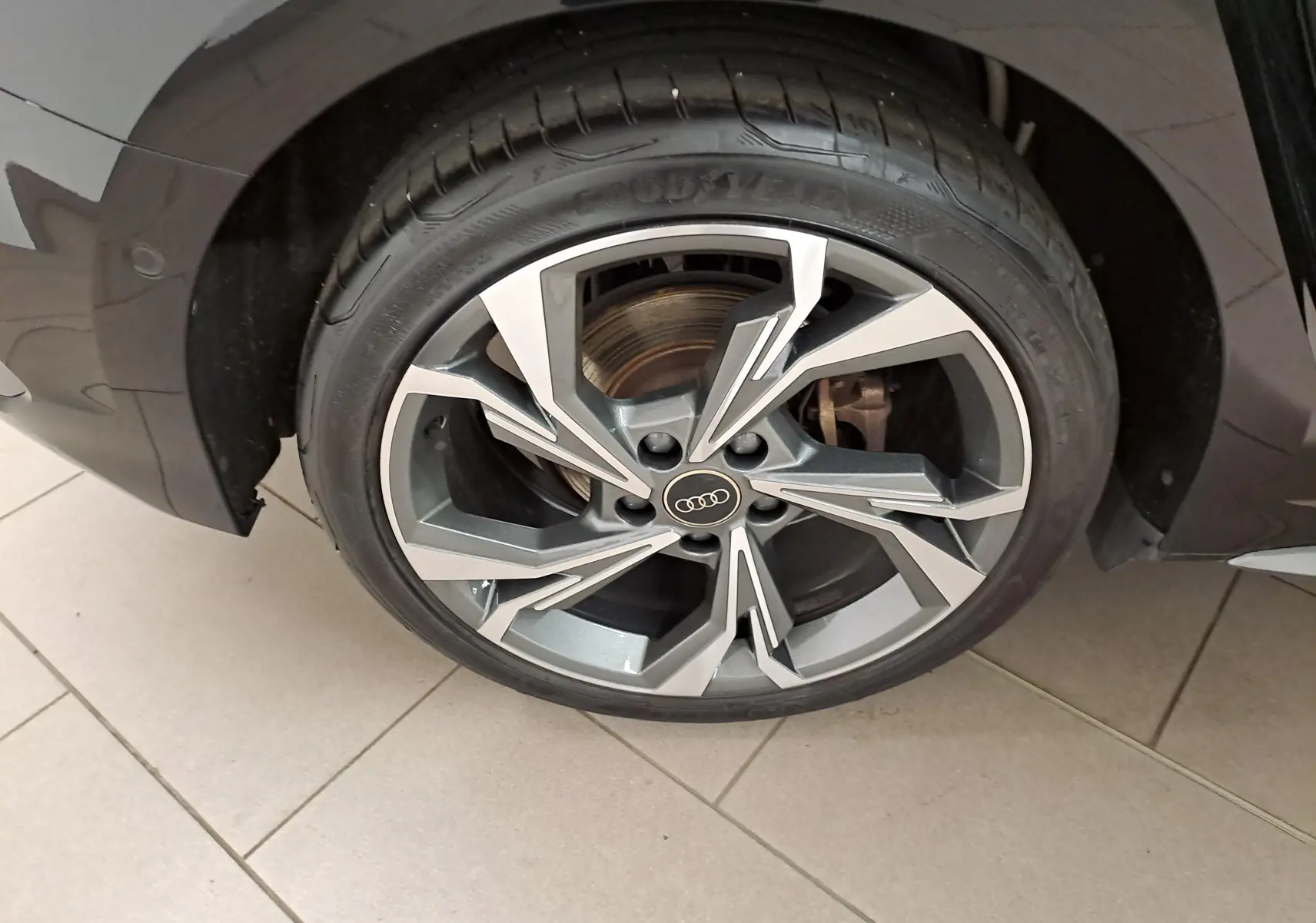 Gros plan sur la roue avant droite de l'Audi A3 Sportback 35 TFSI 150 S Line noire avec jante alliage au design moderne.