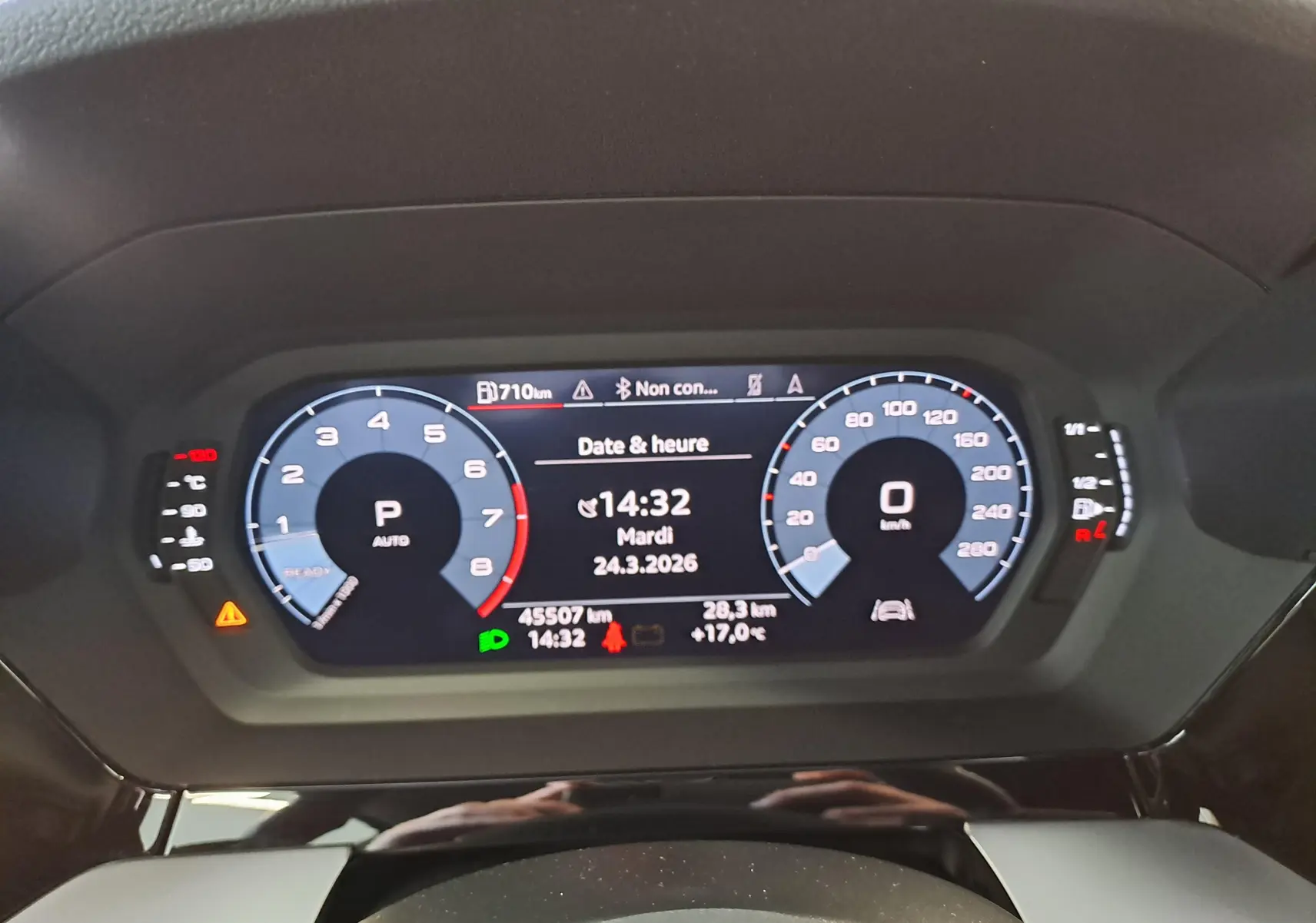 Tableau de bord numérique de l'Audi A3 Sportback 35 TFSI 150 S Line, affichage clair avec compte-tours et vitesse.