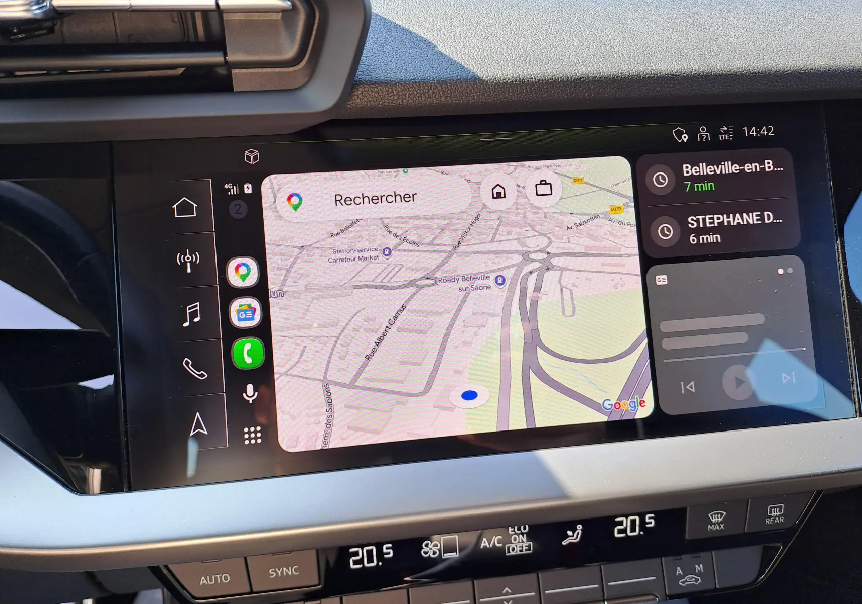 Vue rapprochée de l’écran tactile central avec navigation Google Maps dans l’Audi A3 Sportback Noir Mythic 2023 finition S Line.