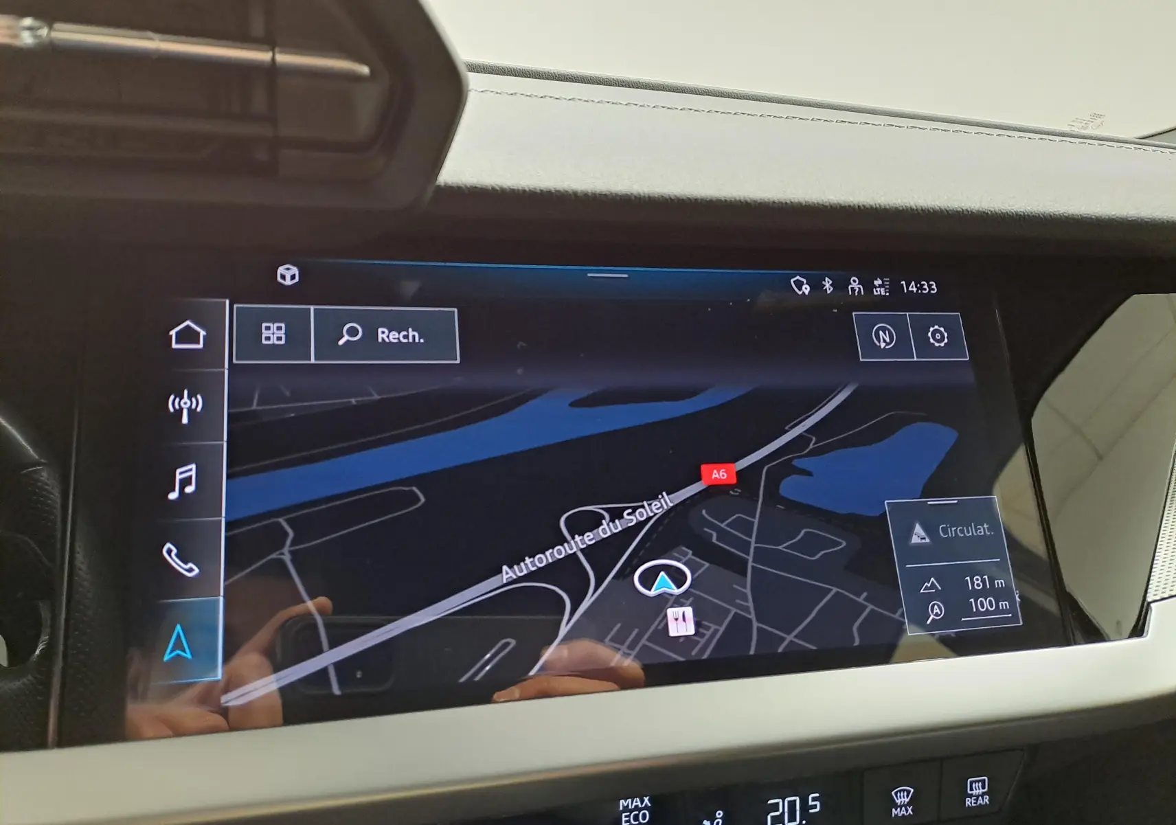 Écran tactile central de l’Audi A3 Sportback 2023 affichant la navigation avec carte et interface moderne.