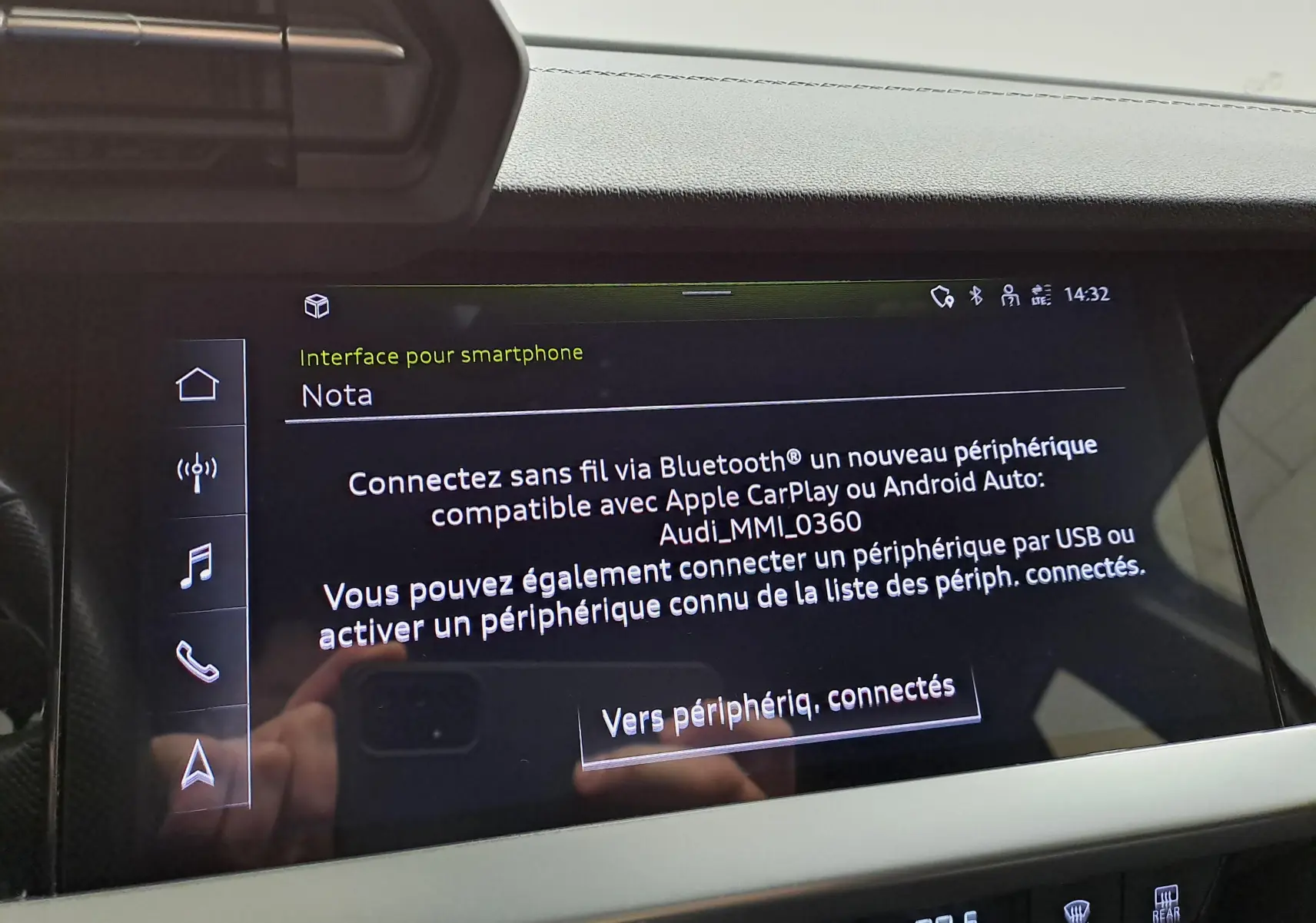 Écran tactile central de l’Audi A3 Sportback 2023 affichant l’interface smartphone avec options Bluetooth et Apple CarPlay.