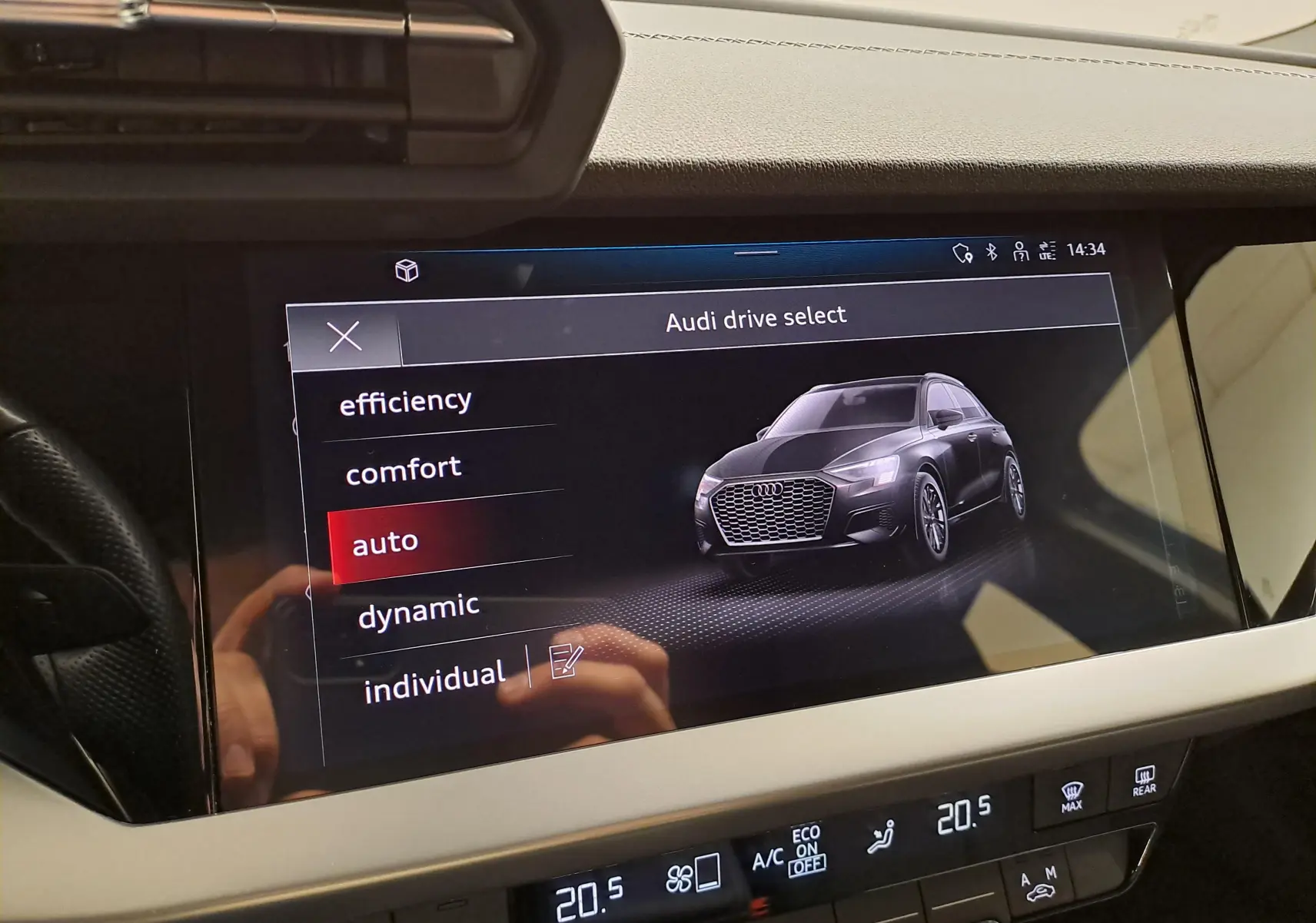 Écran central affichant le menu Audi drive select avec une image 3/4 avant d'une Audi A3 Sportback noir mythic.