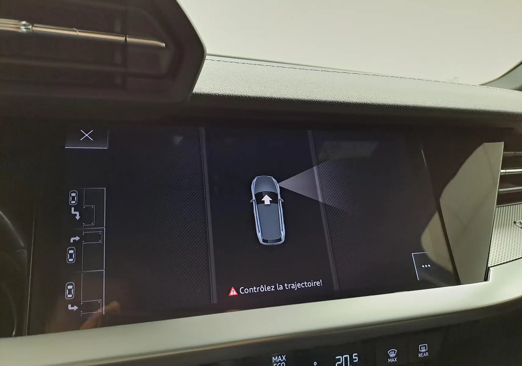 Écran central de l’Audi A3 Sportback 35 TFSI 2023 affichant l’aide au stationnement, intérieur avec finition S Line.