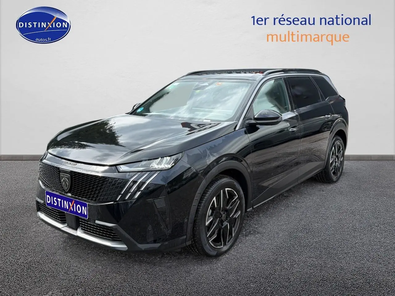 Peugeot 5008 Hybrid 145 allure noir vue 3/4 avant droit avec jantes alu et toit panoramique.