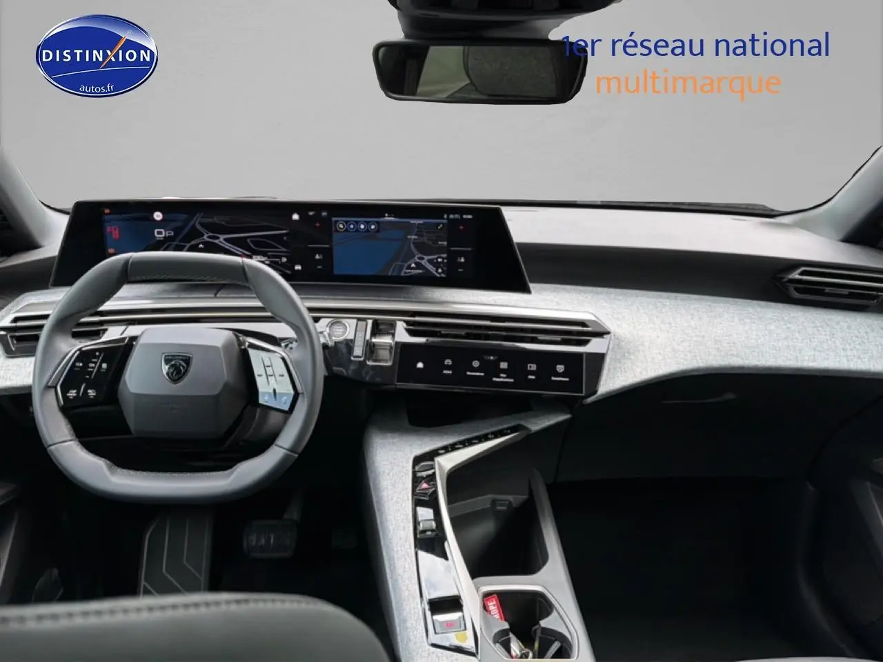Vue intérieure frontale du tableau de bord du Peugeot 5008 noir 2025 avec écran tactile panoramique et volant multifonction.