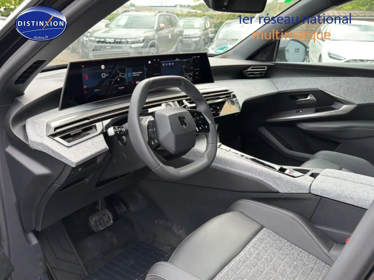 Vue intérieure côté conducteur du Peugeot 5008 noir 2025, avec tableau de bord moderne et volant compact multifonction.