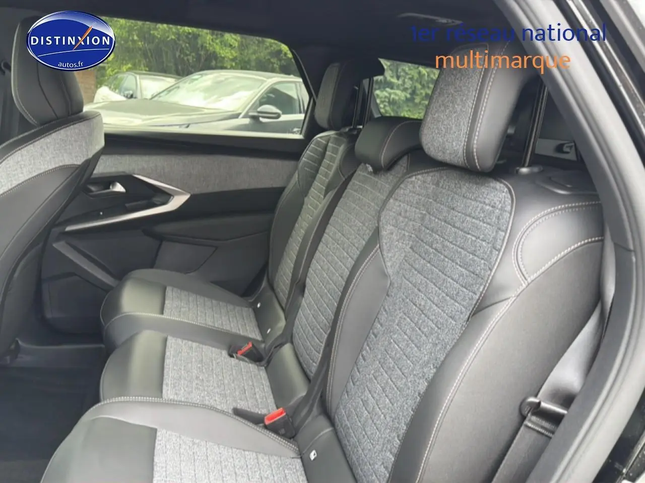 Vue côté droit sur les sièges arrière gris et noirs du Peugeot 5008 Hybrid 145 allure e-dcs6 noir 2025.