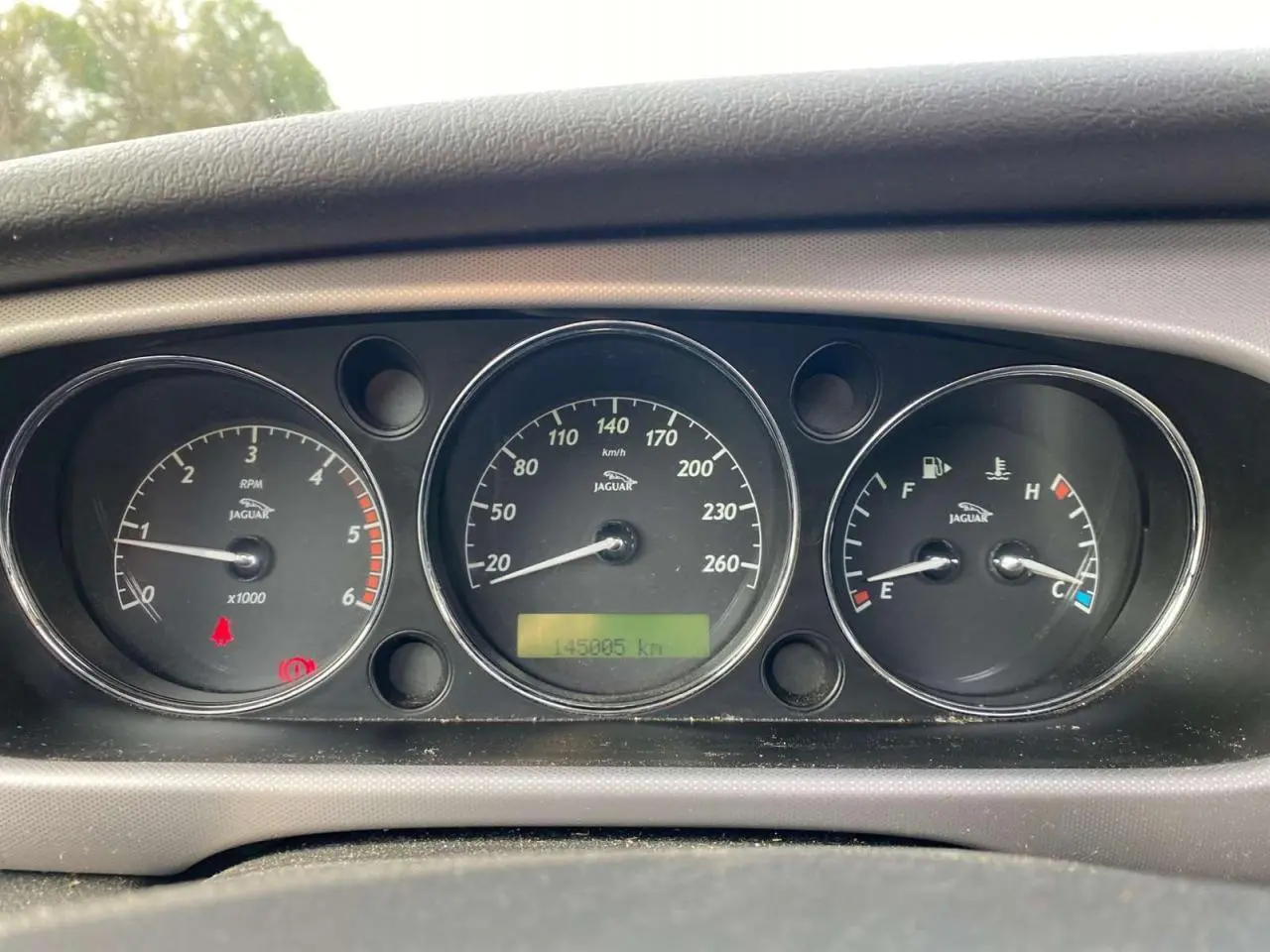 Tableau de bord de Jaguar XJ 2006 vu de face, avec compte-tours, compteur de vitesse et jauges de carburant et température.