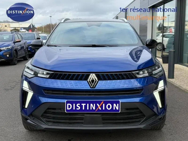 Vue frontale du Renault Captur 2025 en Bleu Iron/Noir Étoilé avec éclairage LED distinctif et calandre moderne.