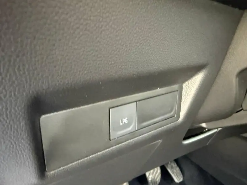 Détail intérieur montrant un bouton LPG sur le tableau de bord noir du Renault Captur 2025.