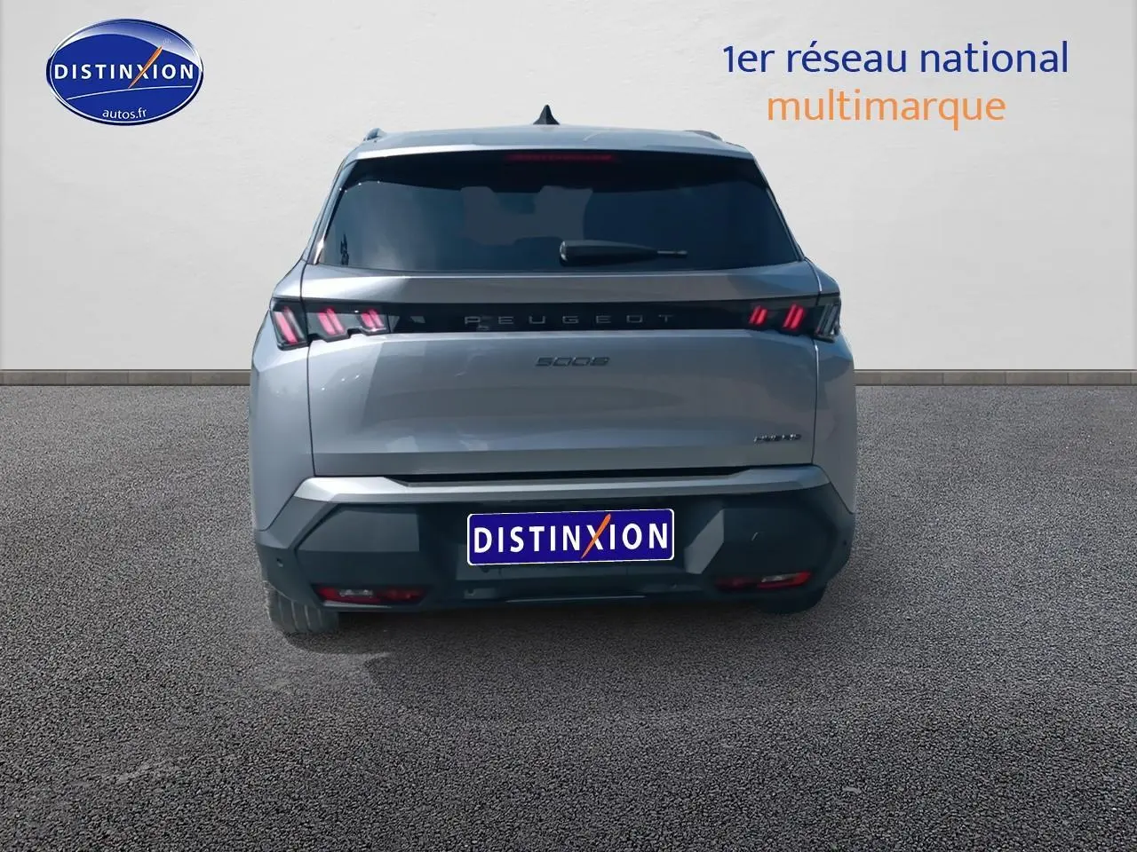 Vue arrière d'un Peugeot 5008 Hybrid 145 allure e-dcs6 gris artense avec feux LED distinctifs et lunette arrière surteintée.