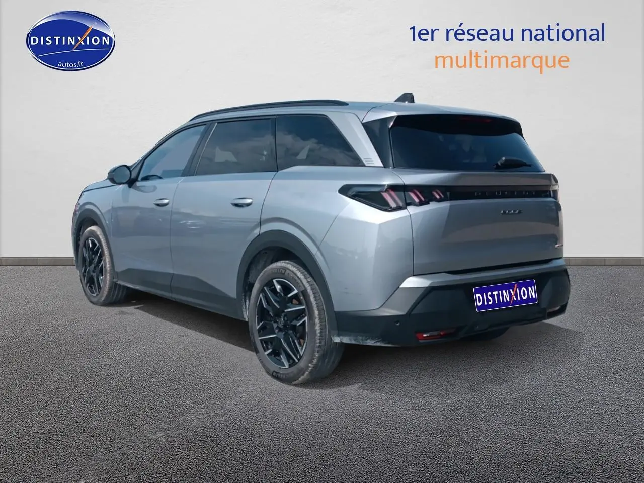 Vue 3/4 arrière droite du Peugeot 5008 Hybrid 145 allure e-dcs6 gris artense avec jantes alu noires et vitres surteintées.