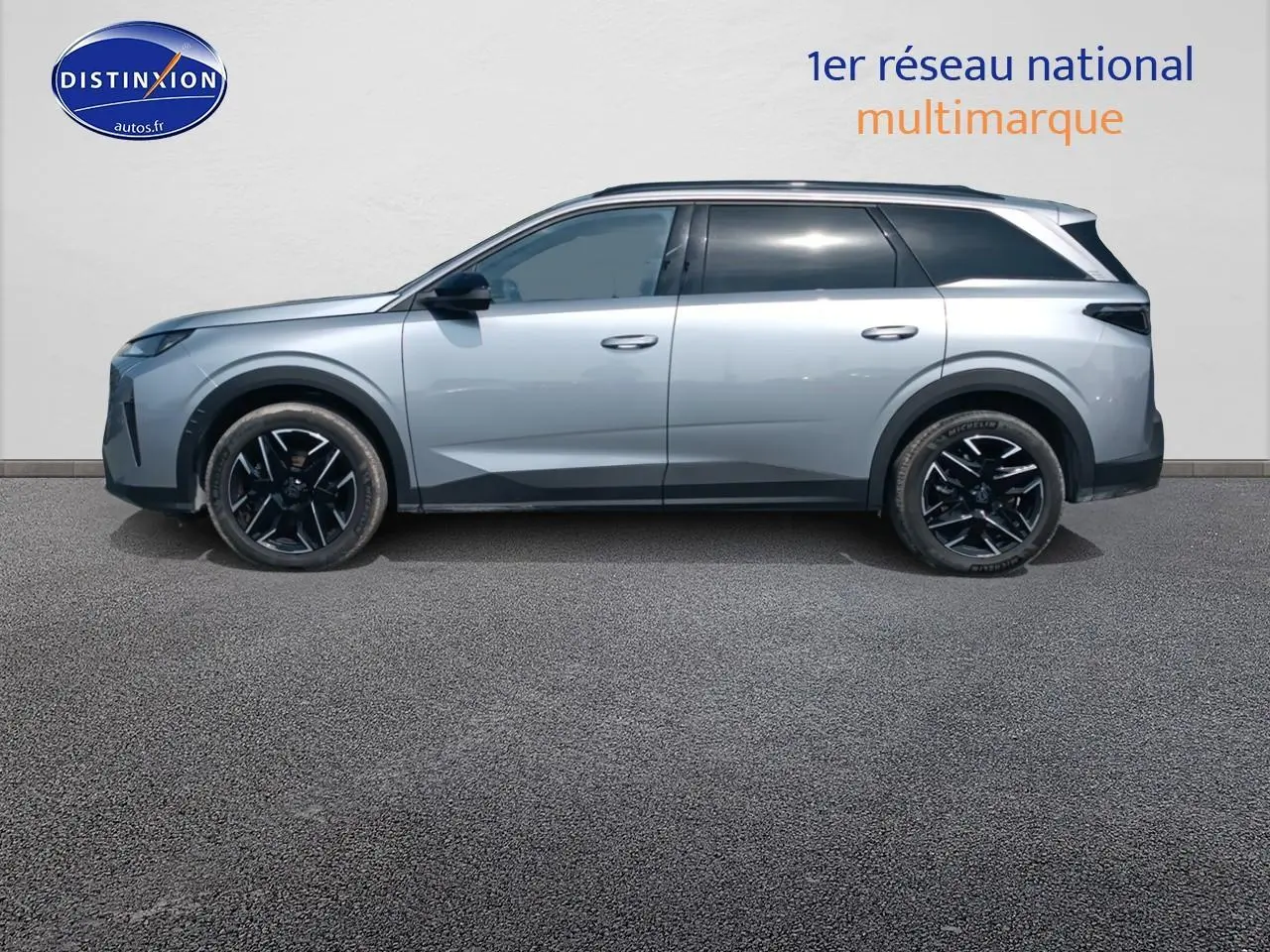 Peugeot 5008 gris artense en profil droit, SUV 7 places avec jantes alliage noires et vitres surteintées.