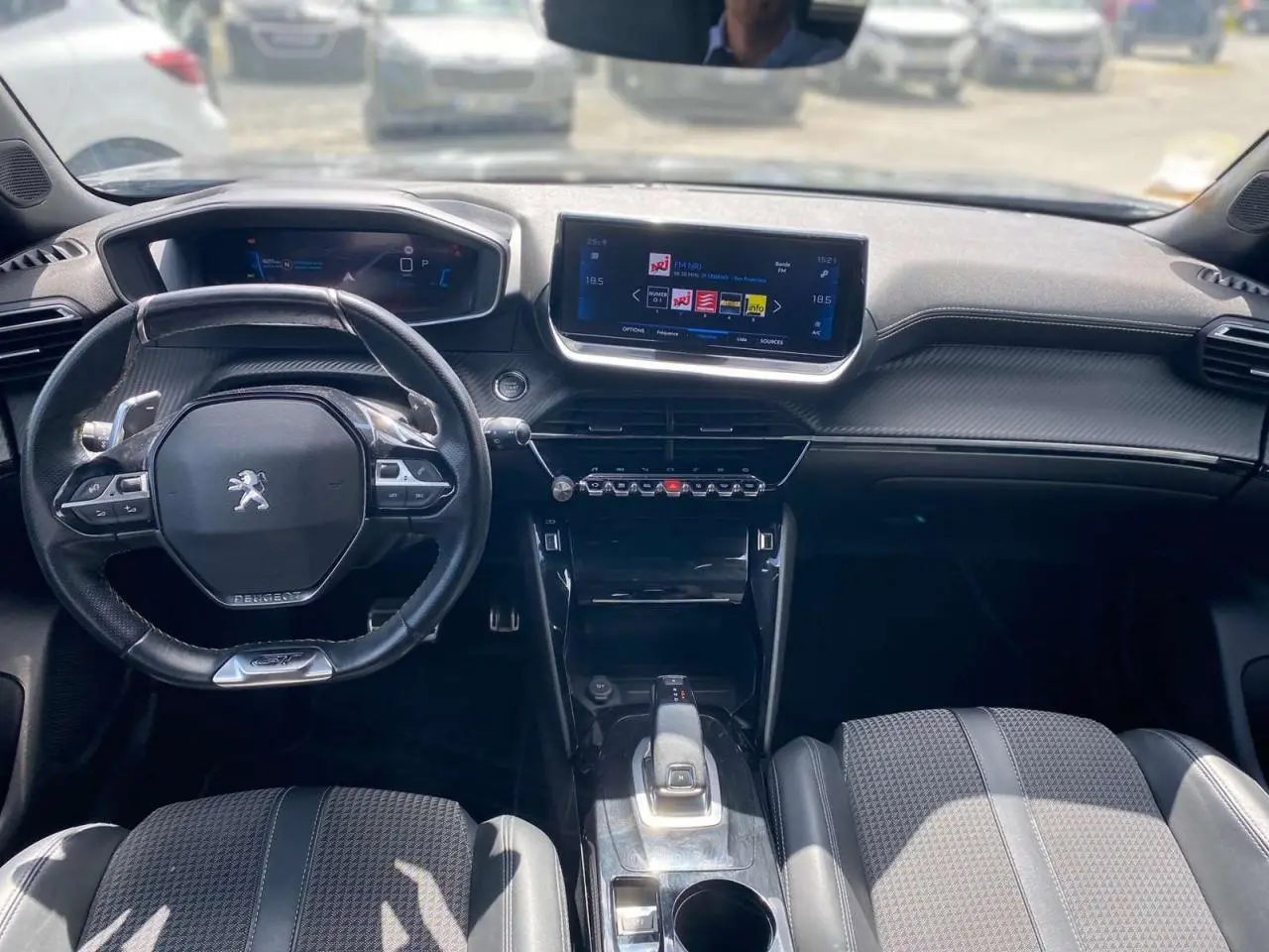 Vue intérieure avant du Peugeot 2008 2021, tableau de bord noir avec écran tactile et volant compact GT.