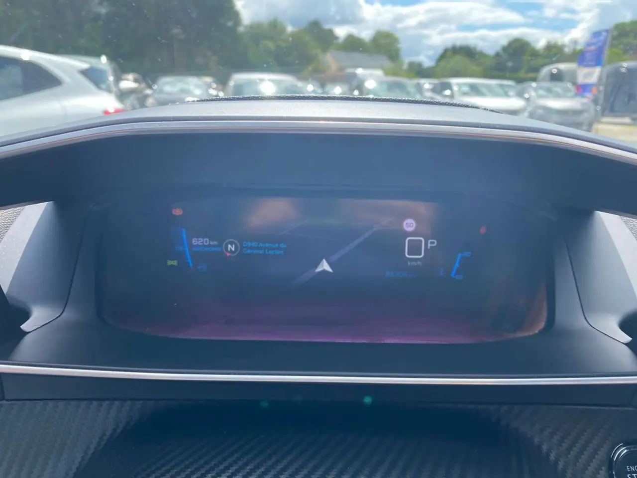 Vue rapprochée du combiné numérique 3D du Peugeot 2008 gris foncé, affichant la navigation et les informations de conduite.