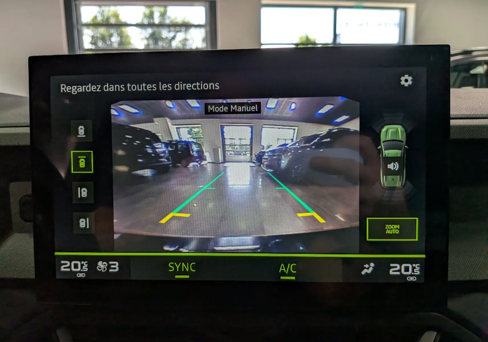 Écran multimédia du Dacia Bigster noir nacré montrant la caméra de recul avec guidage de trajectoire en mode manuel.