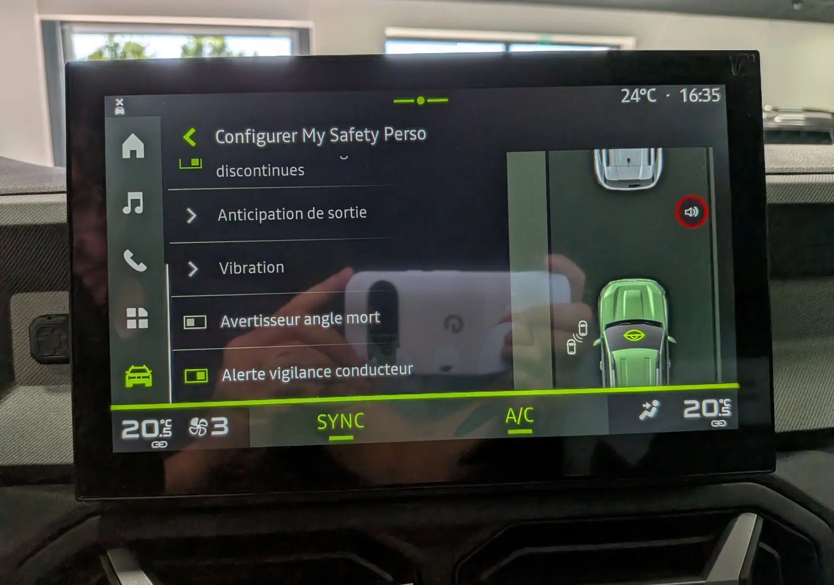 Écran tactile intérieur du Dacia Bigster affichant les réglages de sécurité avec vue 360° du véhicule noir nacré.