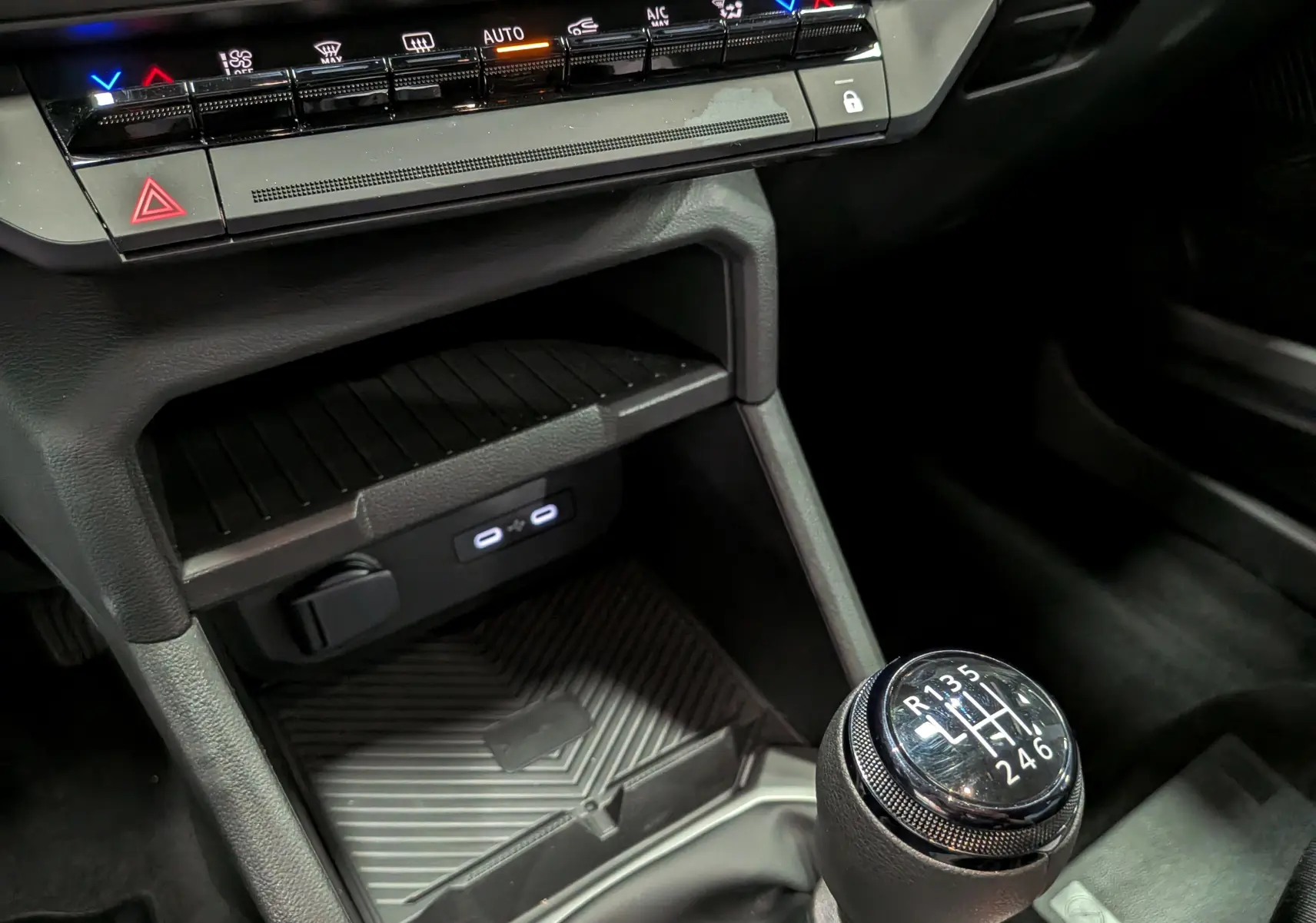Gros plan sur la console centrale noire du Dacia Bigster 2026, mettant en valeur le levier de vitesse manuel et les commandes climatiques.