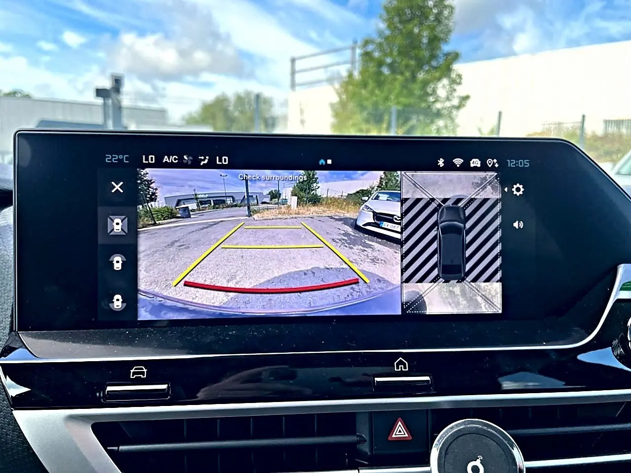 Écran tactile intérieur montrant la caméra de recul et la vue à 360° du Citroën C4 X noir.