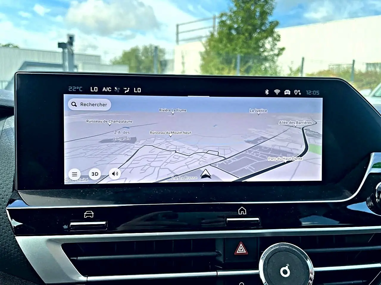 Écran tactile central affichant la navigation GPS dans l’habitacle d’une Citroën C4 X hybride 2025.