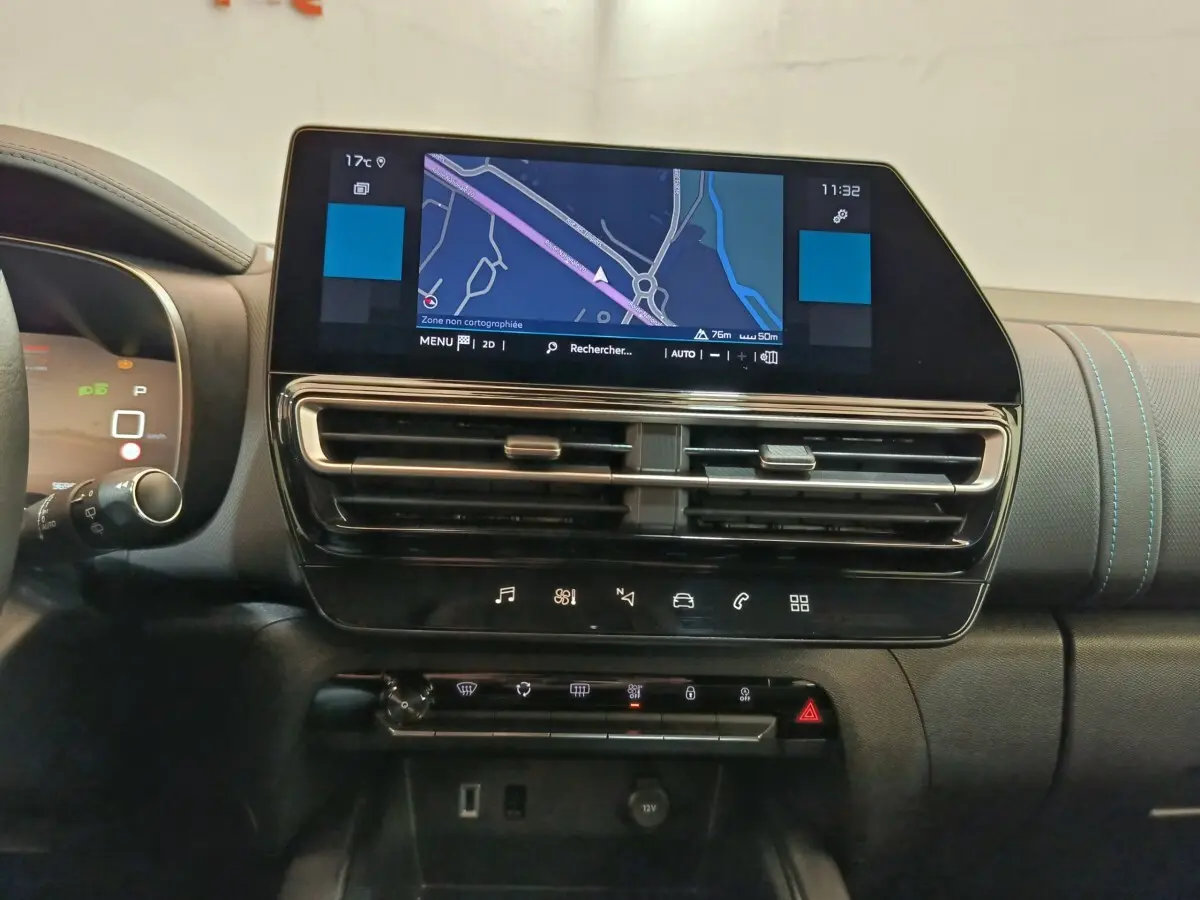 Vue rapprochée de la console centrale du Citroën C5 Aircross 2024, écran tactile de navigation et aérateurs noirs.