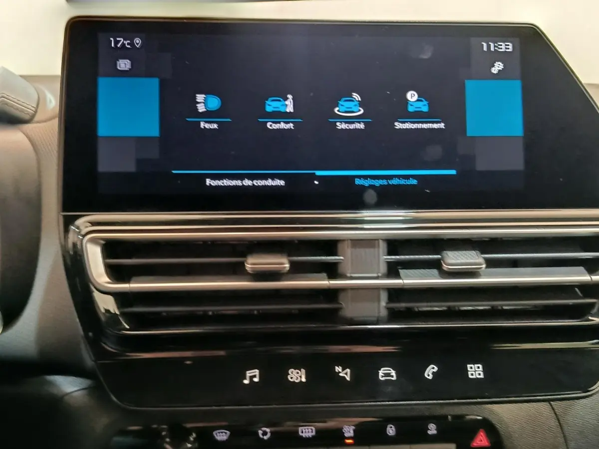 Écran tactile central affichant les réglages du véhicule dans l’habitacle du Citroën C5 Aircross 2024 noir.