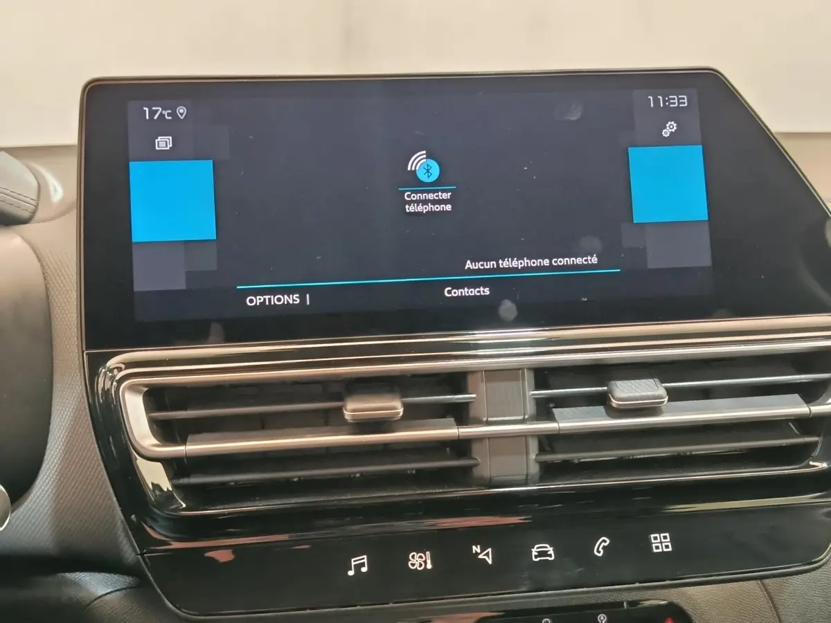 Vue rapprochée de l’écran tactile central noir du tableau de bord du Citroën C5 Aircross 2024 avec affichage Bluetooth.