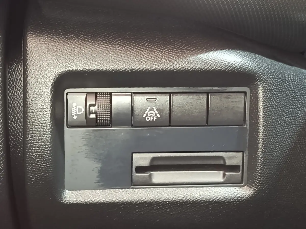 Détail du tableau de bord noir du Citroën C5 Aircross 2024 montrant les commandes d'éclairage et d'aide à la conduite.
