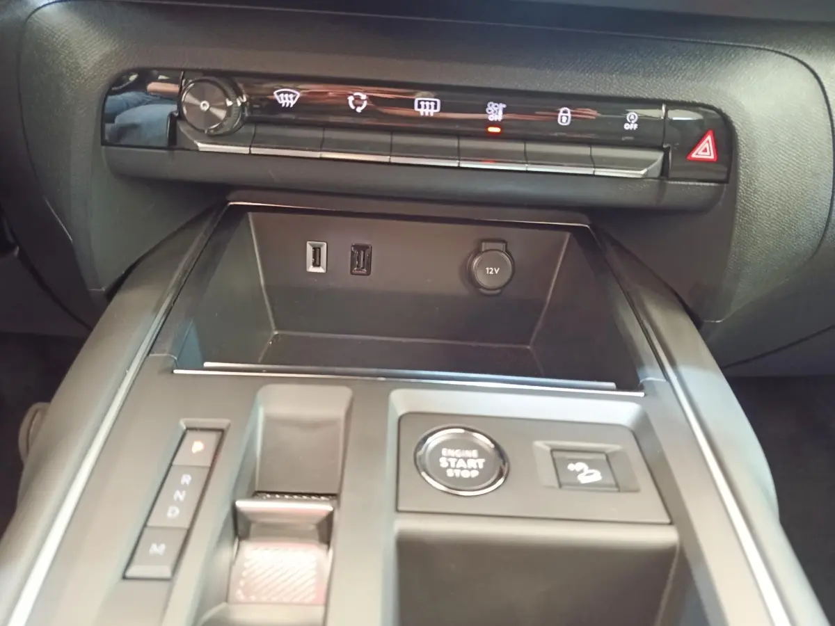 Gros plan sur la console centrale noire du Citroën C5 Aircross 2024 avec bouton start/stop et commandes de boîte auto.