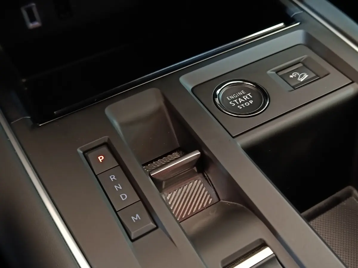 Détail de la console centrale noire du Citroën C5 Aircross 2024 avec bouton start/stop et commande de boîte automatique.