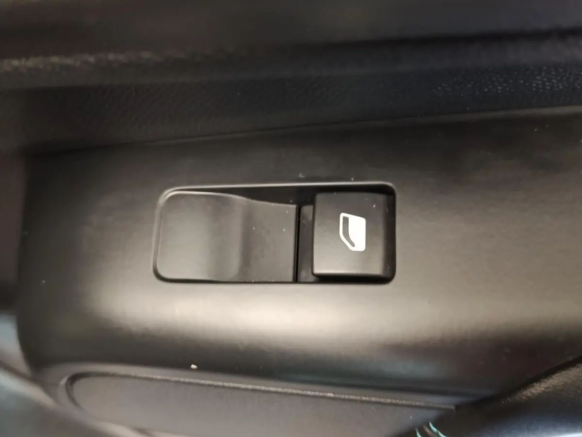 Gros plan sur l'interrupteur de commande de vitre électrique noire dans l'habitacle du Citroën C5 Aircross 2024.