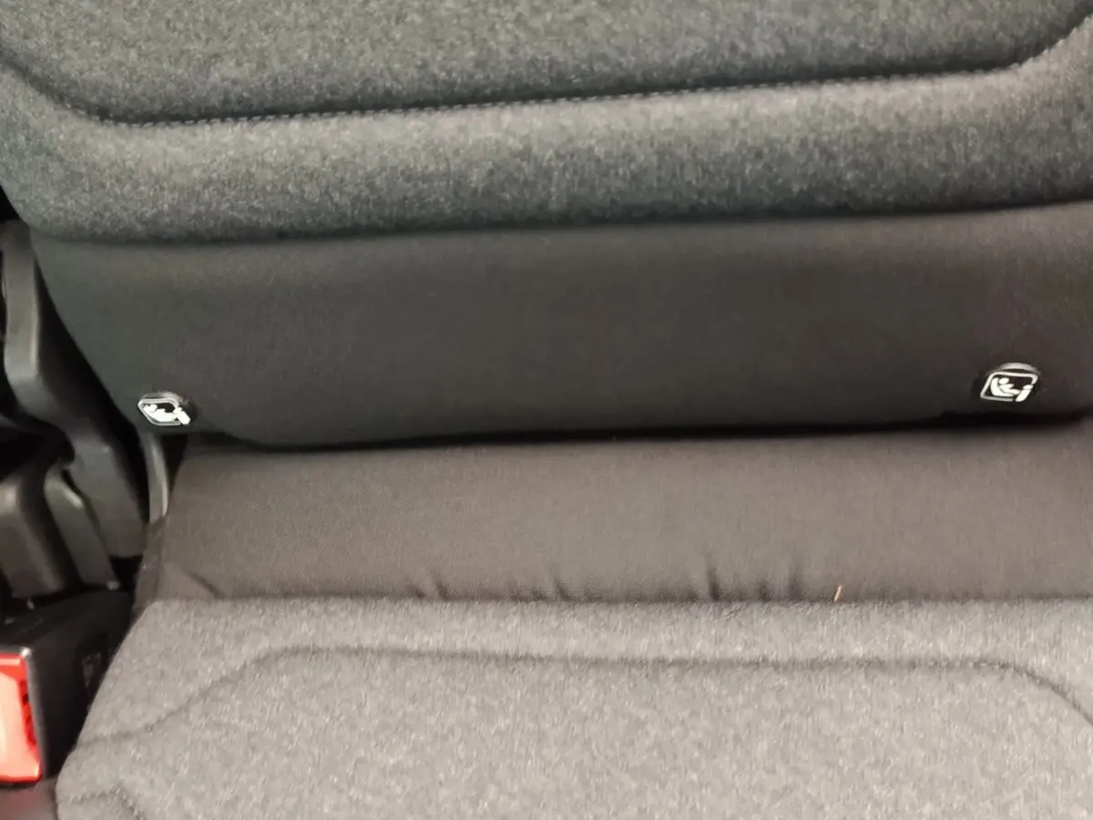 Détail des fixations Isofix sur la banquette arrière en tissu gris foncé du Citroën C5 Aircross 2024.