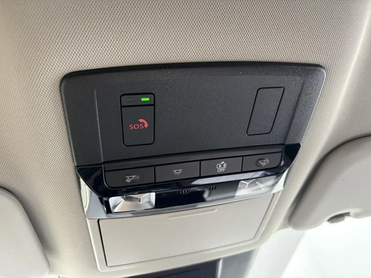 Plafonnier intérieur avec commandes d’éclairage et bouton SOS du Nissan Qashqai III gris foncé, vue en contre-plongée.
