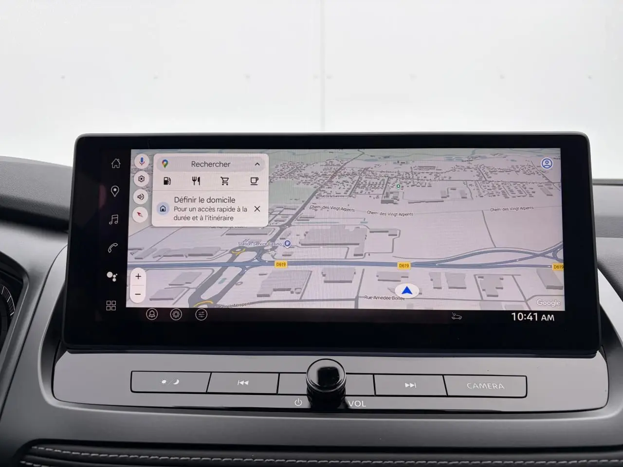 Écran tactile central du Nissan Qashqai 2025 affichant la navigation avec carte détaillée en intérieur noir.