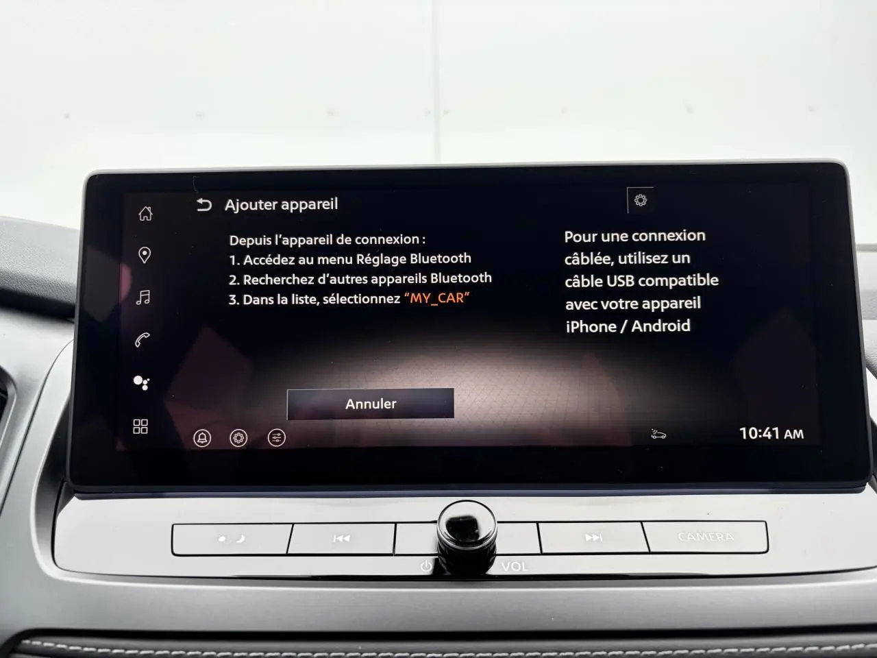 Écran tactile central du Nissan Qashqai III 2025 affichant les instructions de connexion Bluetooth.