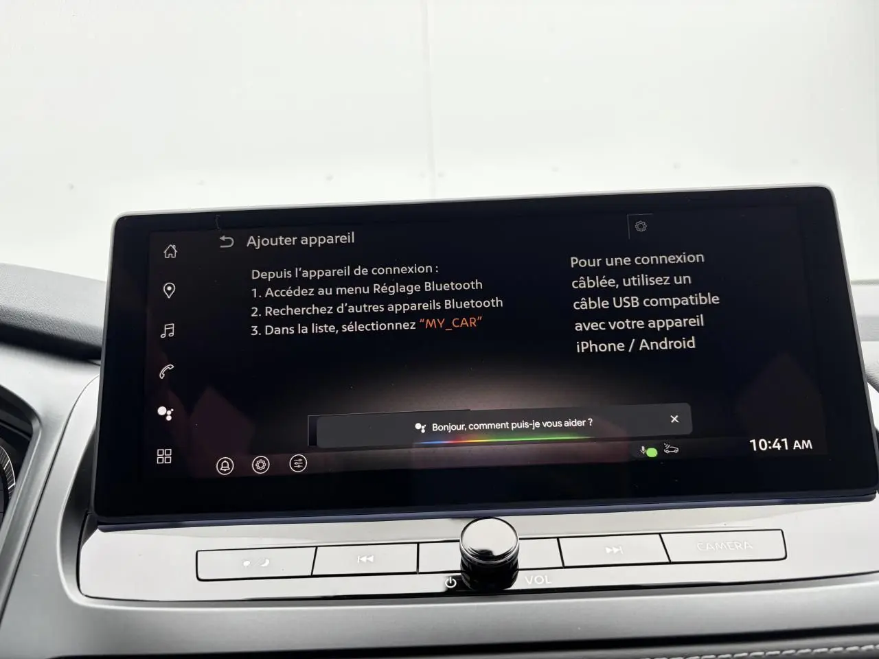 Écran tactile central du Nissan Qashqai III 2025 affichant les instructions de connexion Bluetooth, avec commandes audio en dessous.
