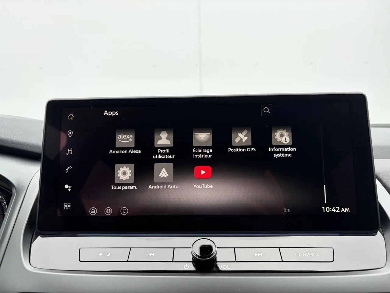 Écran tactile central du Nissan Qashqai III gris foncé affichant les applications Amazon Alexa, Android Auto et YouTube.