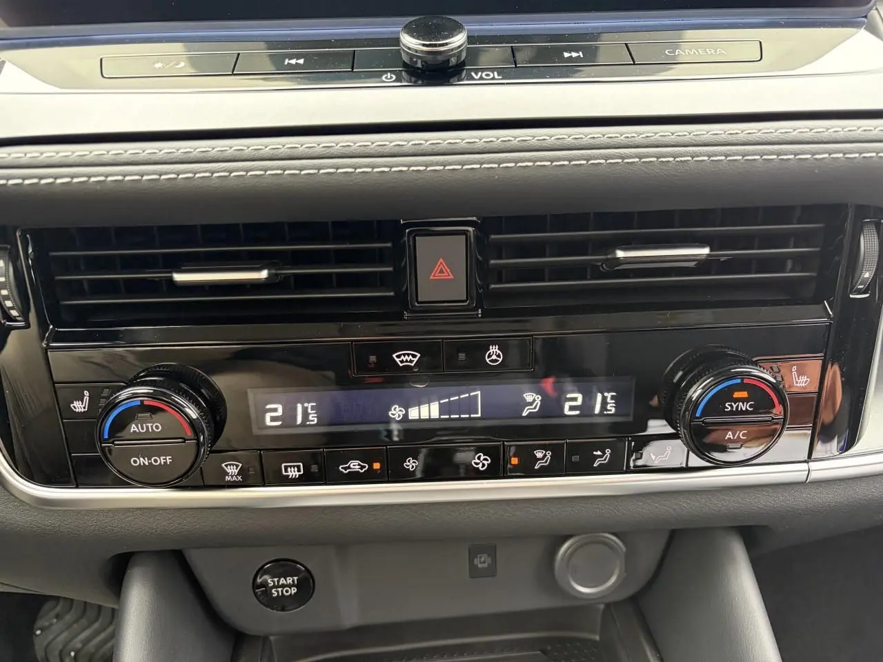 Vue rapprochée de la console centrale du Nissan Qashqai III 2025, affichant la climatisation automatique bi-zone et commandes chauffantes.