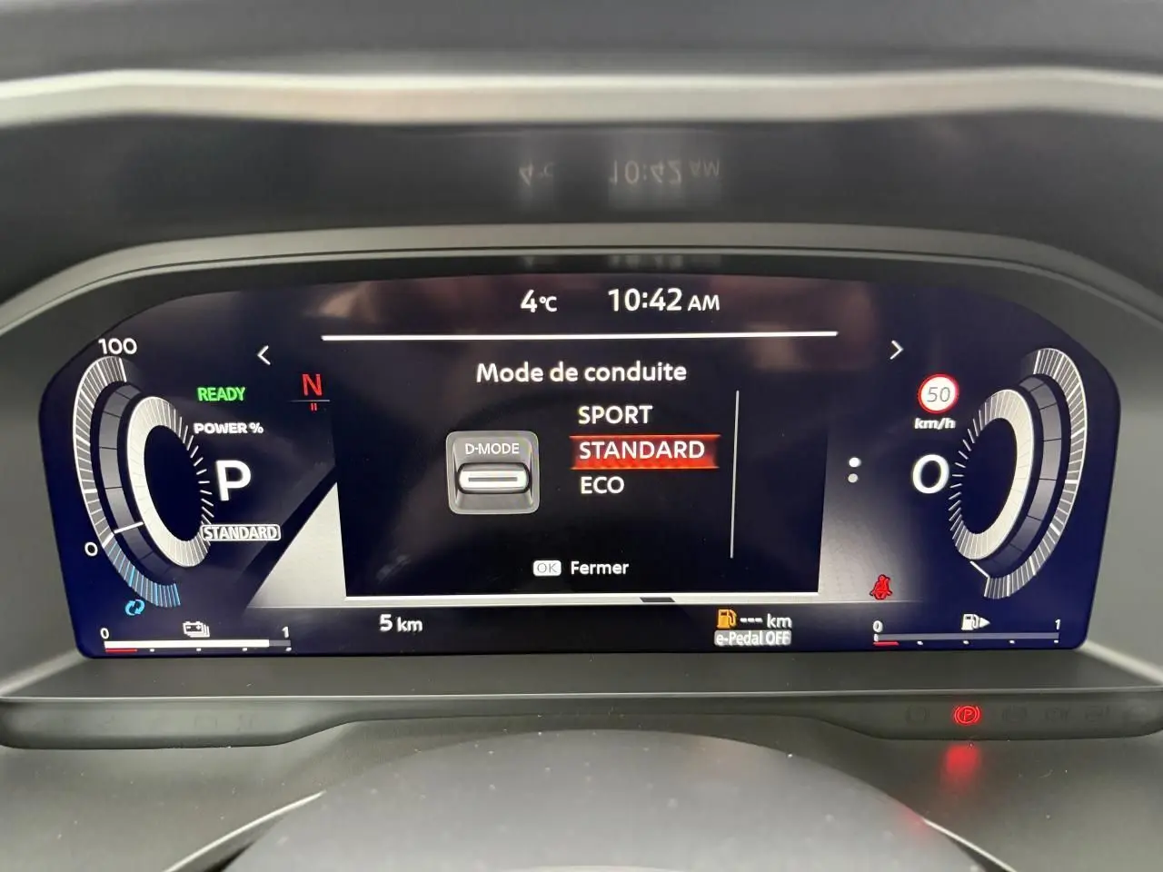 Affichage numérique du combiné de bord du Nissan Qashqai 2025, mode de conduite standard sélectionné.