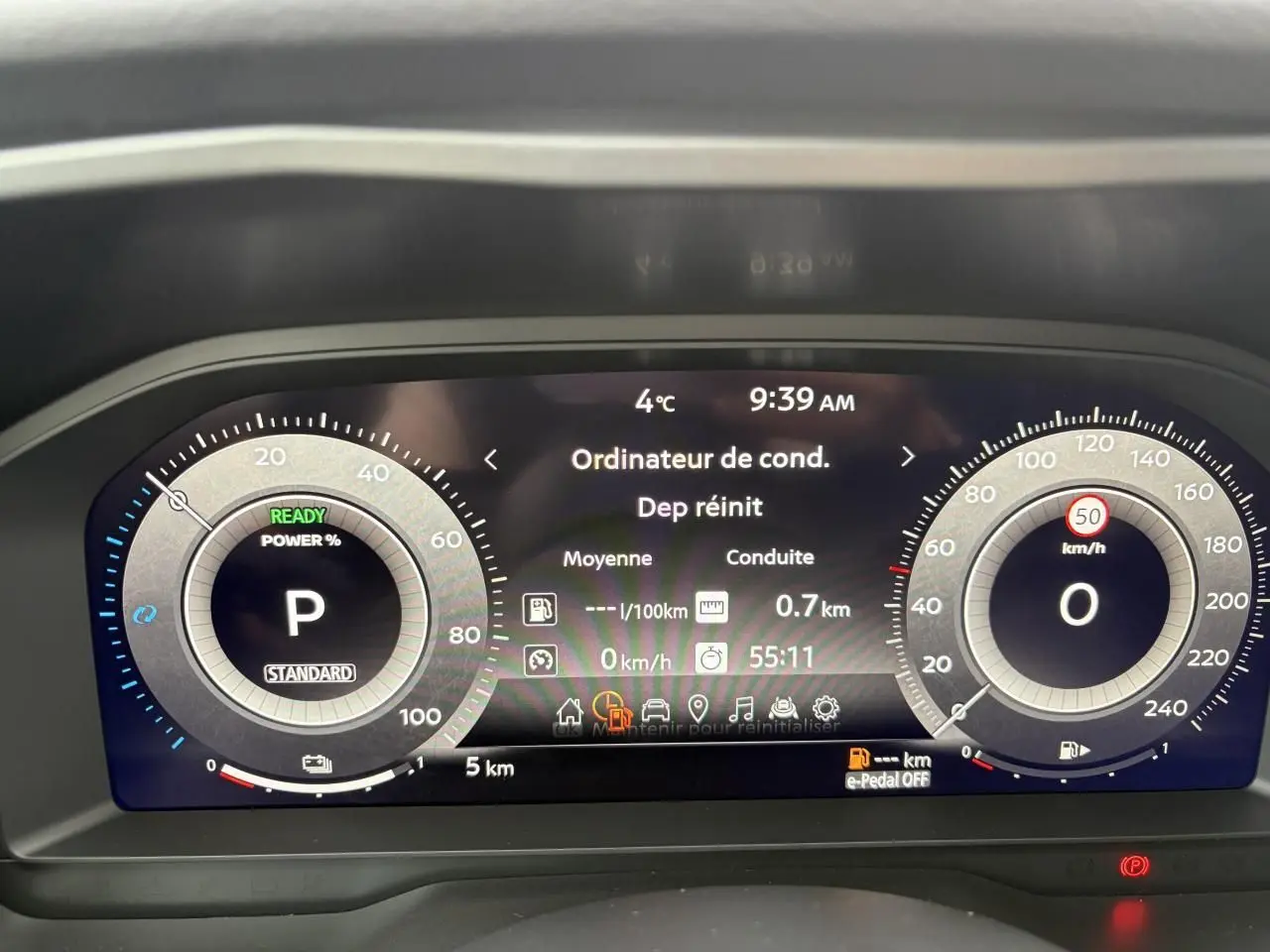 Vue rapprochée du combiné d'instrumentation numérique du Nissan Qashqai 2025, affichage clair et moderne.