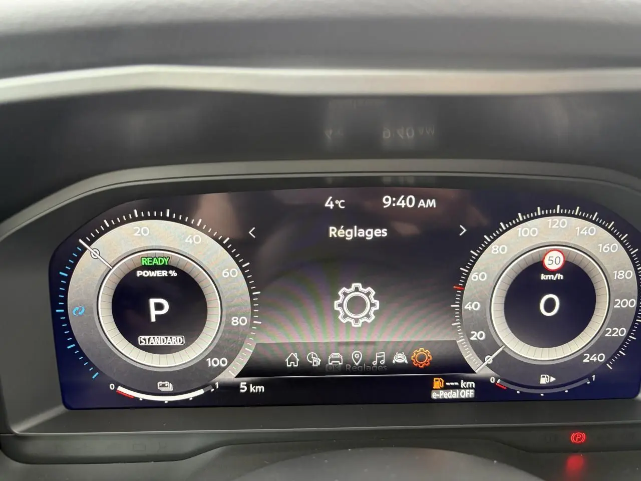 Tableau de bord numérique du Nissan Qashqai III hybride, affichage des réglages et vitesse à 0 km/h.