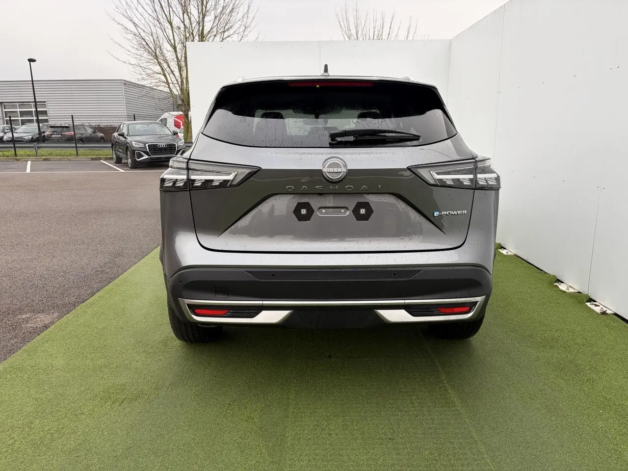 Vue arrière du Nissan Qashqai 2025 gris foncé métallisé avec badges e-POWER et feux LED distinctifs.