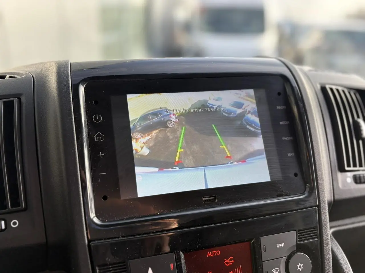 Vue rapprochée de l’écran de caméra de recul dans l’habitacle du fourgon blanc Opel Movano 2024.
