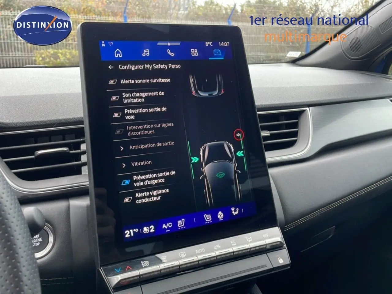 Vue intérieure du tableau de bord de la Renault Symbioz 2025 avec écran tactile central affichant les aides à la conduite.