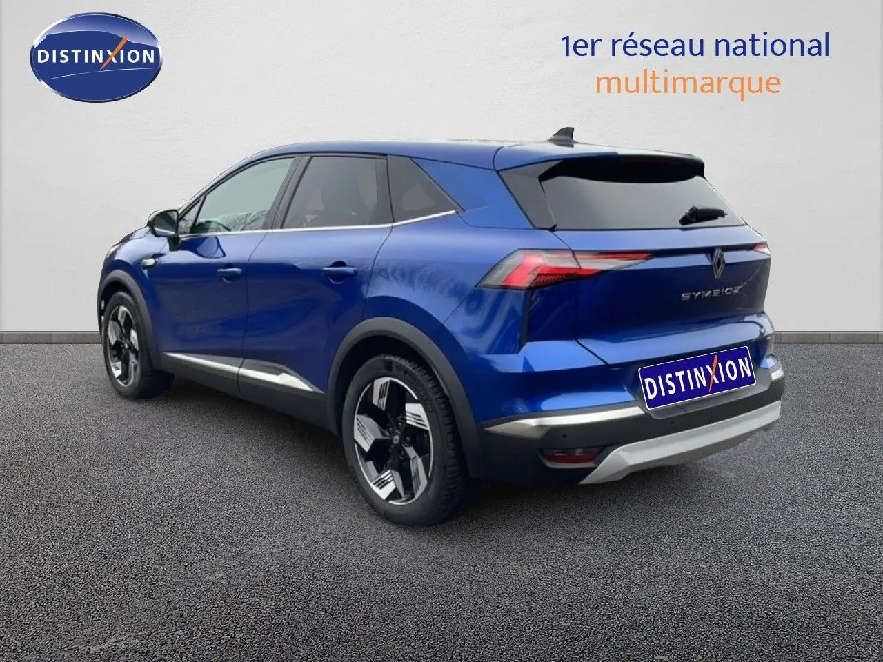 Vue 3/4 arrière droite du Renault Symbioz 2025 en bleu Iron Metal avec feux LED et jantes noires distinctives.