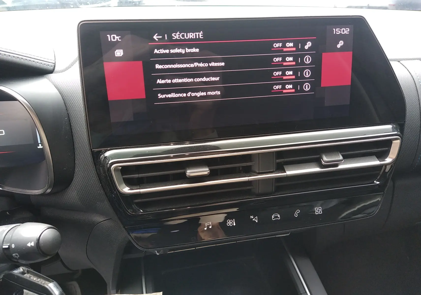 Écran tactile central du tableau de bord du Citroën C5 Aircross 2023 avec menu sécurité et commandes tactiles sous la ventilation.