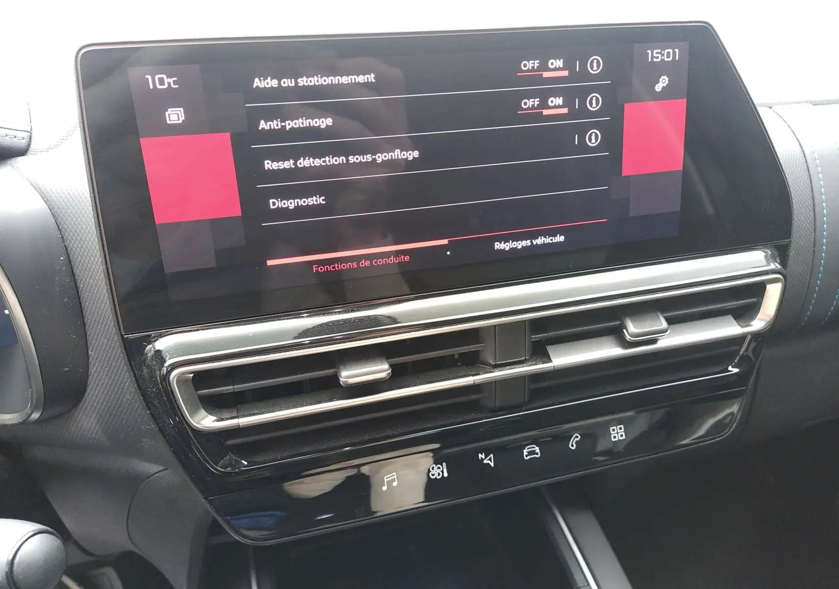Vue rapprochée de l’écran tactile central et des commandes de climatisation du Citroën C5 Aircross 2023 gris platinium.