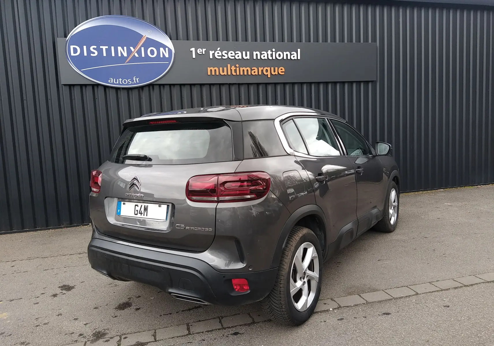 Vue 3/4 arrière droite d'un Citroën C5 Aircross gris platinium avec feux arrière LED et jantes alliage 18 pouces.