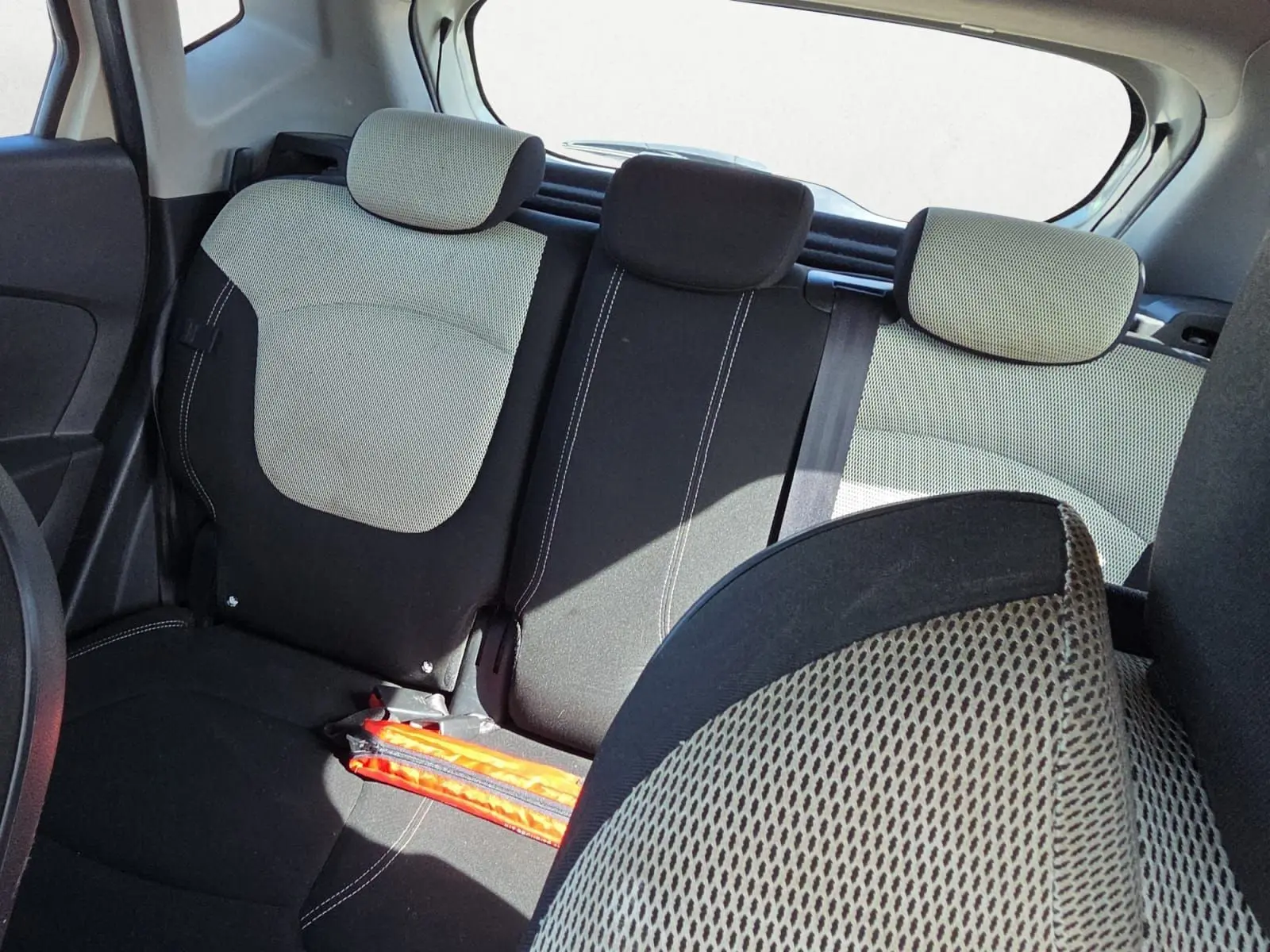 Vue intérieure centrée sur le volant en cuir noir du Renault Captur ivoire 2018 avec tableau de bord et écran tactile visibles.