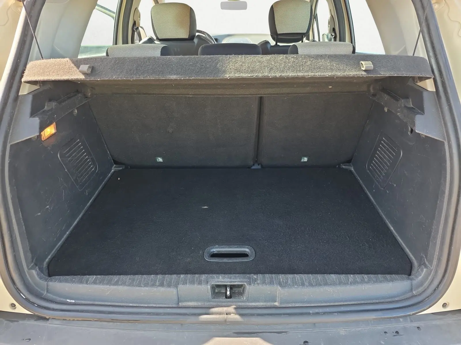 Vue rapprochée du tableau de bord noir du Renault Captur ivoire 2018, avec écran tactile et commandes de climatisation.